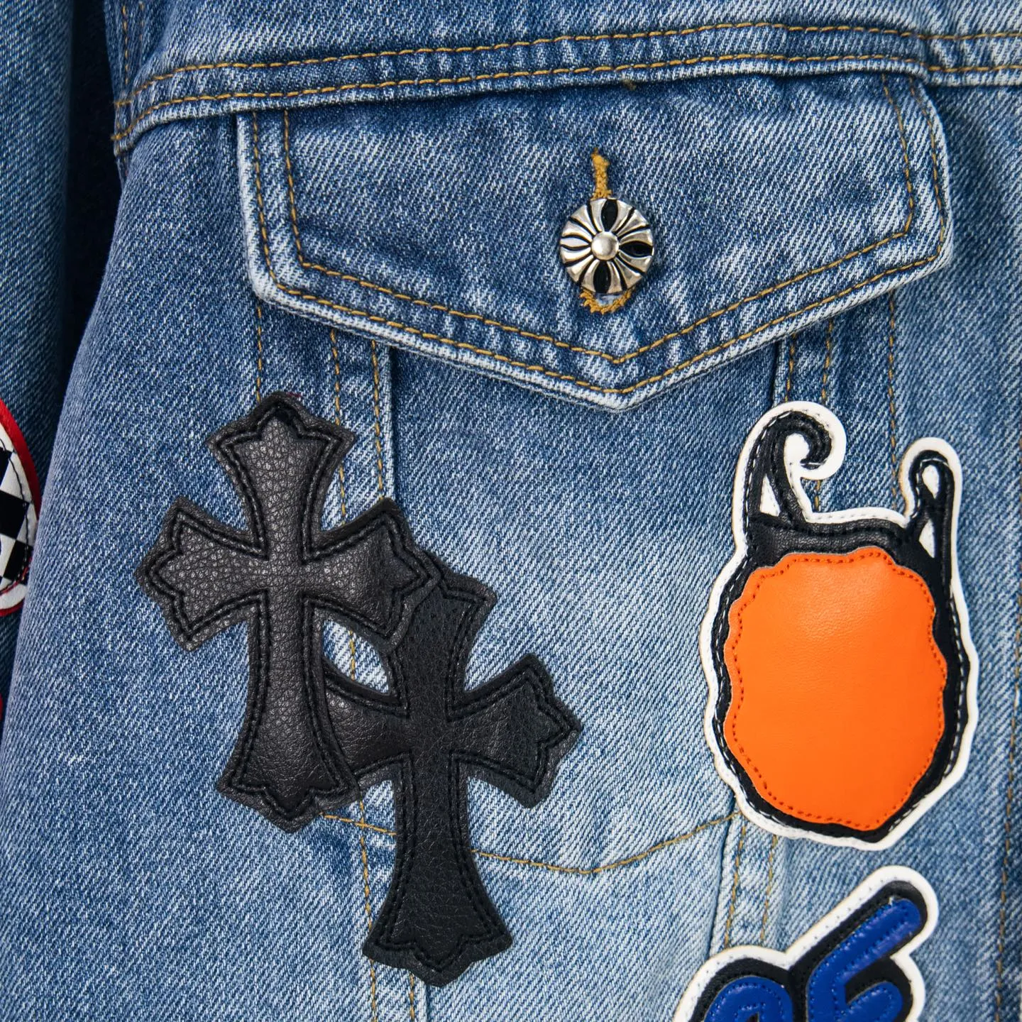 P320 ChromeHearts/Cro Hearts Cartoon Letter Chapter Cross Patchwork Leather Denim Jacket If you are obsessed with ChromeHearts, you can check it out. The same style for celebrities. Chrome Hearts is a very representative shirt jacket. The upper body of both men and women is really amazing, and it is the same style as Yu Shuxin and Angelababy! Recommended loose style for girls, super sweet! As soon as you go out, you will turn heads‼ ️This jacket really closes your eyes. Style number: 1857# (same style pants are available) Color: light blue Size: S M L XL